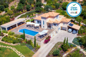 Stunning villa, heated pool, pool bar, sea views